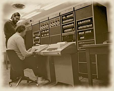 Ken Thompson (siedzi) i Dennis Ritchie przykomputerze PDP-11